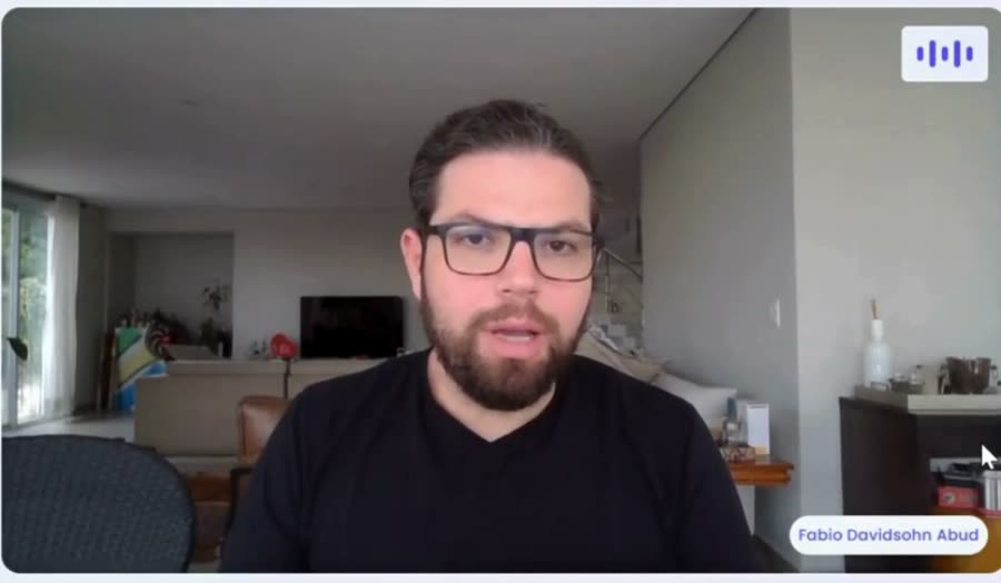 Vendedor treinando em simulação de vídeo na plataforma LÉIA